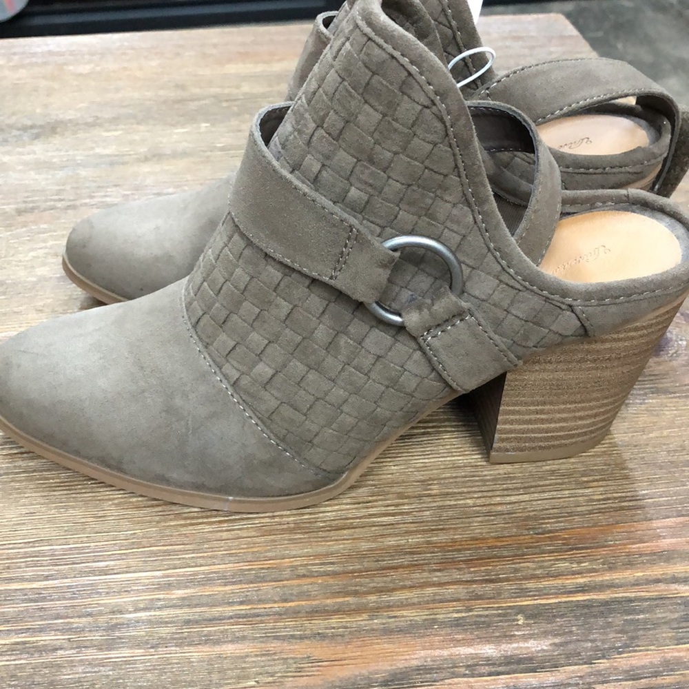 Universal Thread Size 8 “ Heel Nwt Color Taupe/Ol… - image 3